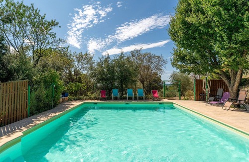 Saint-Pierre-de-Vassols Apartment | Room 'Chambre Jaune Et Chambre Bleue' with Private Pool, Shared Terrace and Wi-Fi