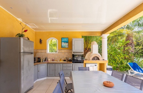Plage de la Garonnette Apartment | Room 'Le Petit Ramsès - Elephants' with Shared Pool, Wi-Fi and Air Conditioning