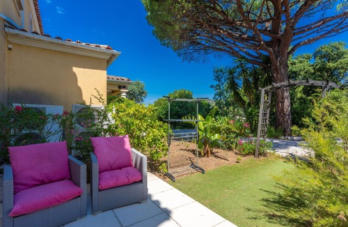Plage de la Garonnette Apartment | Room "Le Petit Ramsès - Hortensia" with Shared Pool, Wi-Fi and Air Conditioning