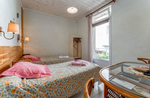 Bedoin Apartment | Room 'Terre De Provence' with Shared Terrace, Shared Garden and Wi-Fi