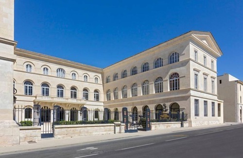 Quartier Administrations Apartment | Séjour 5* à deux pas des Arènes | Spa sur place