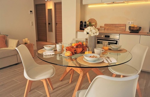 Golfe Juan Apartment | Seaside Oasis – Garden, A/C, Wi-Fi, Parking and private pétanque court.