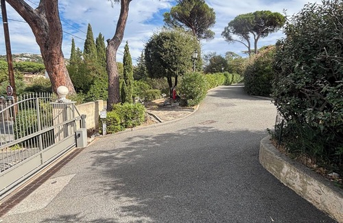 Plage de la Garonnette House | Secure residence. Waterfront villa. Beach 50m from residence, Garden,