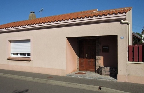 Les Sables d'Olonne Villa | Single-family home with a shaded garden, private garage, and all amenities.