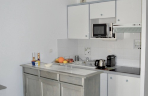 Six-Fours-les-Plages Apartment | Six fours les plages F2 any comfort to 150 m of the beach, restaurants & trade
