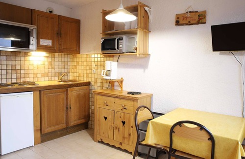 Auris Apartment | Ski-in/Ski-out Studio with Balcony, South-Facing View, Near Shops and ESF, Sleeps 3