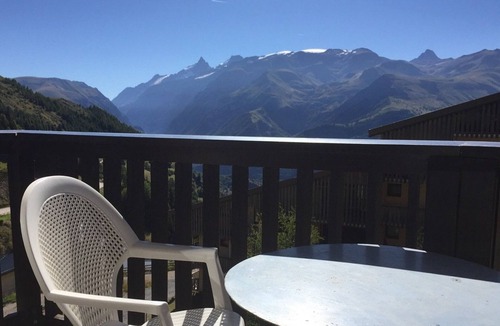 Auris Apartment | Ski-in/Ski-out Studio with Balcony, South-Facing View, Near Shops and ESF, Sleeps 3