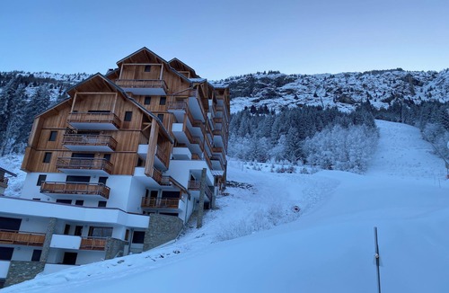 Oz-en-Oisans Apartment | Skicycleoisans 4 * rated accommodation with direct piste access in Oz en Oisans