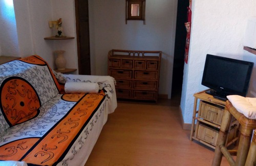 Bastide Giraud Apartment | Small furnished apartment 800m from the beach