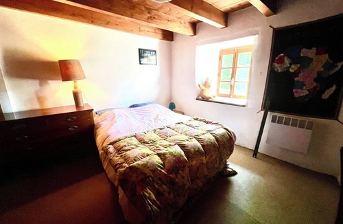 Ambert House | Spacieuse maison en pierre de taille nichée à la lisière de la forêt!