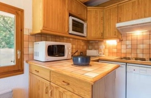 La Salle-les-Alpes Apartment | Spacious 2BR Duplex with Balcony & Parking, 700m from Slopes – Sleeps 6, Pets Welcome