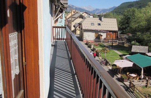 La Salle-les-Alpes Apartment | Spacious 4-Room Apartment for 8 with Balcony & Fireplace, 300m from Slopes