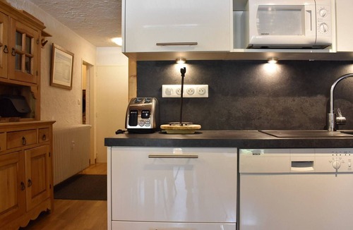 Meribel Centre Apartment | Spacious 4-Room Cabin Apartment for 8 with Balcony, Near Ski Pistes and Shops in Méribel