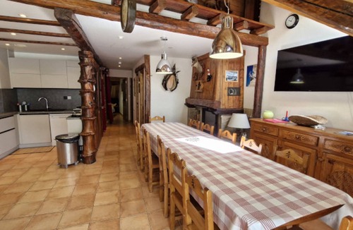 Chantemerle Apartment | Spacious 6-Room Chalet 150m from the Slopes – Sleeps 11, Wi-Fi, Fireplace, Balconies