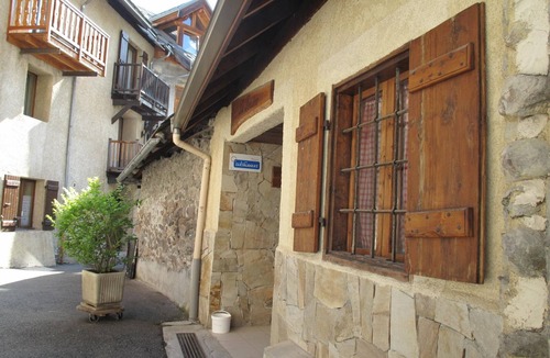 Chantemerle Apartment | Spacious 6-Room Chalet 150m from the Slopes – Sleeps 11, Wi-Fi, Fireplace, Balconies