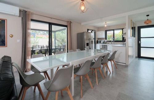 Tignieu-Jameyzieu Villa | Spacious, comfortable house for 12 people near Lyon and Eurexpo