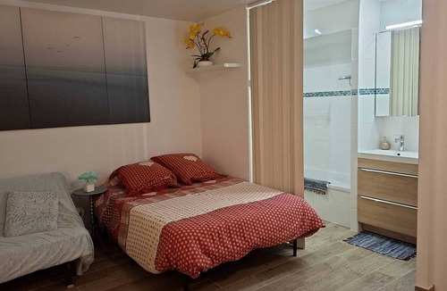 Saint Maurice Bed & Breakfast | SPACIOUS, COMFORTABLE, SELF-CONTAINED STUDIO APARTMENT WITH BATHROOM AND TOILET, NICE PRIVATE TERRACE