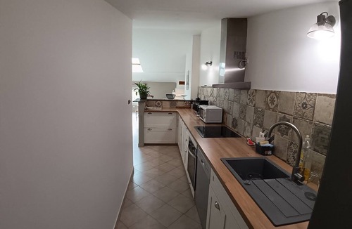 Gargas Apartment | Spacious gîte in Provence, 2 bedrooms, air conditioning, wifi fibre, parking