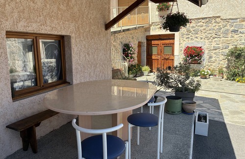 Le Glaizil Cottage | Spacious gîte, private courtyard, carport, hiking, climbing, skiing not far away.