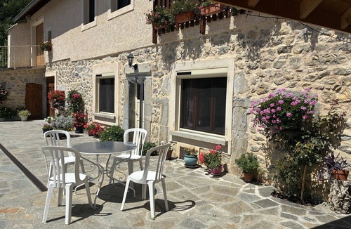 Le Glaizil Cottage | Spacious gîte, private courtyard, carport, hiking, climbing, skiing not far away.