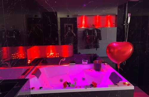 Bastide Giraud Apartment | Spicy love romantic suite - private jacuzzi - French Riviera - luxury