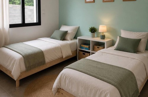 Orange House | Standing house in a residential area 5 minutes drive from the town center