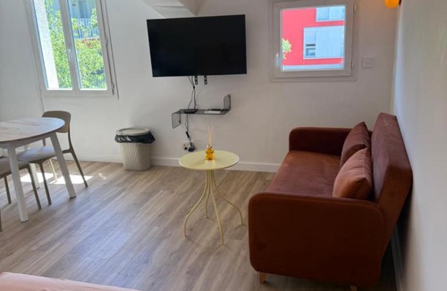 La Verpilliere Apartment | Studio Ô Maé Climatisé proche Village Outlet - Aéroport