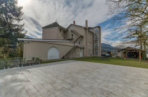Arvillard Apartment | Studio '305' with shared pool, shared terrace, and Wi-Fi