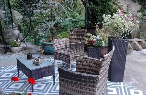 Olliergues Apartment | Studio Aménagé Avec Grande Terrasse et vue sur la Rivière la Dore