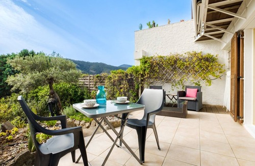Mandelieu-La-Napoule Apartment | Studio Apartment 'Rez-de-villa Avec Piscine' with Sea View, Shared Pool and Wi-Fi
