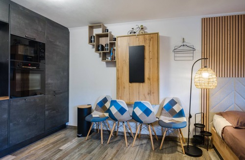 Bastide Giraud Apartment | Studio Apartment 'Cocoon Hut - Terrace - Pool' with Shared Pool, Wi-Fi and Air Conditioning