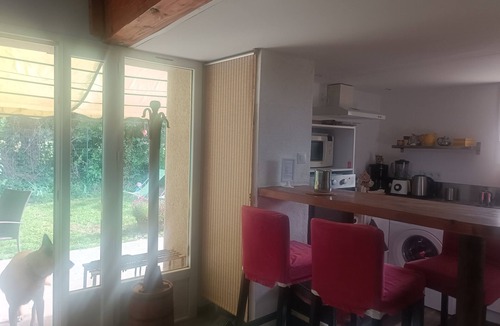 Rognonas Apartment | Studio Apartment 'Chez Delph' with Private Terrace, Private Garden and Air Conditioning