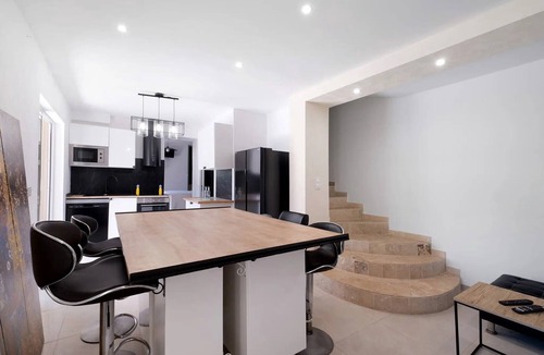 Le Dramont Villa | Studio Apartment 'Le Sémaphore' with Shared Pool, Wi-Fi and Air Conditioning