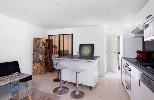 Le Dramont Villa | Studio Apartment 'Le Sémaphore' with Shared Pool, Wi-Fi and Air Conditioning