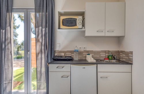 Poussan Apartment | Studio Apartment ' with Shared Garden