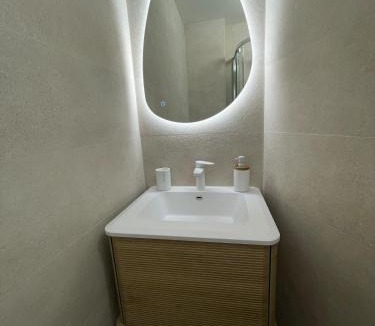 Saint-Mandrier-sur-Mer Apartment | Studio avec canapé lit 2 places dans pièce de vie et lit une place dans coin nuit