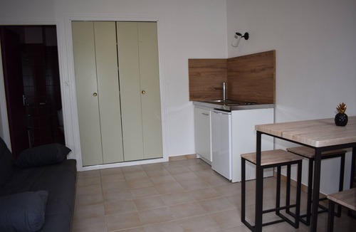 Ruoms Apartment | Studio Avec Piscine 10 min à Pied de la Rivière et 5 min du Centre