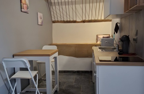 Rasteau Apartment | Studio "Avec Vue Piscine" with Shared Pool, Private Terrace, and Wi-Fi