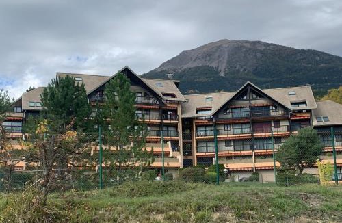 Embrun Apartment | studio by the lake, at the foot of the ski resort