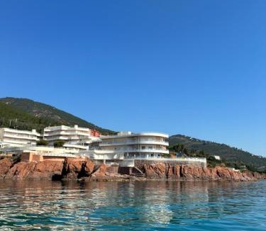 Le Trayas Apartment | Studio calme vue mer pieds dans l'eau