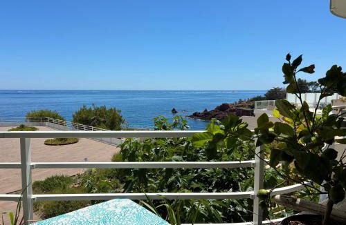 Le Trayas Apartment | Studio calme vue mer pieds dans l'eau