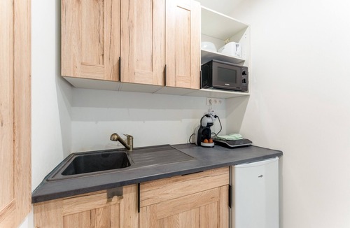 Robion Apartment | Studio 'Canto Cigalo Rdc 1' with Wi-Fi and Air Conditioning