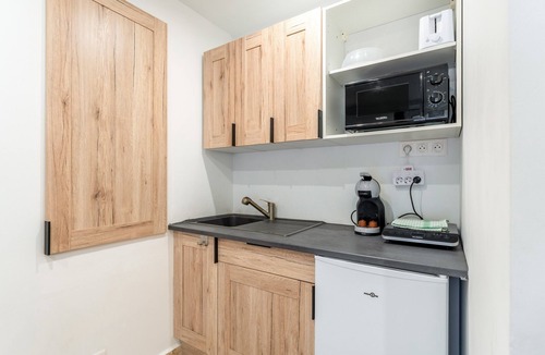 Robion Apartment | Studio 'Canto Cigalo Rdc 1' with Wi-Fi and Air Conditioning