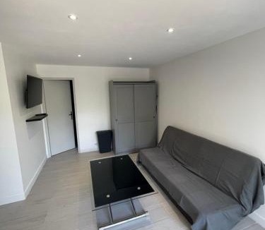 Cagnes-sur-Mer Apartment | Studio en bas de villa avec piscine partagée proche bord de mer