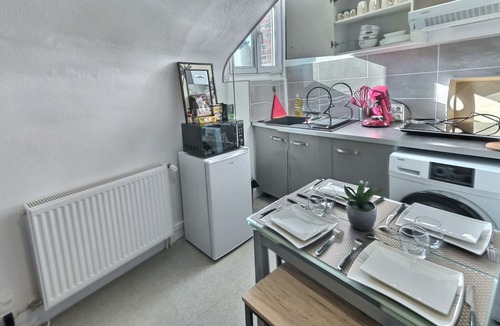 Evreux Apartment | Studio facing train station - wifi