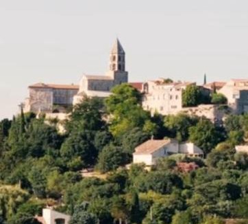 Saint-Paul-Trois-Chateaux Apartment | Studio décoré avec goût