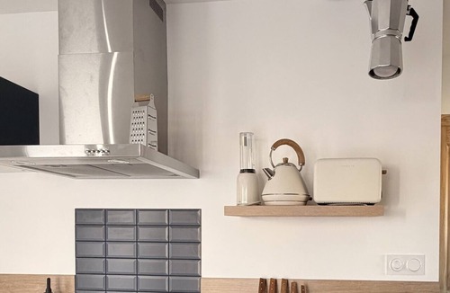 Saint-Paul-Trois-Chateaux Apartment | Studio-Suite-Ensuite with Shower-Slopeside