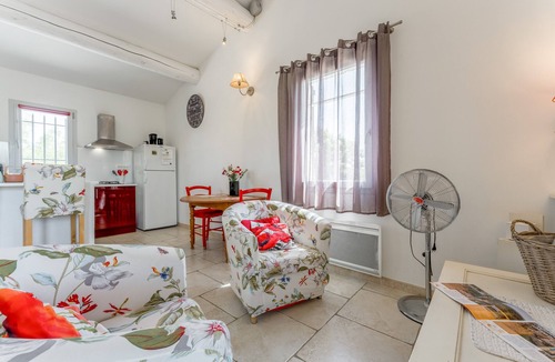 Cabrieres-d'Avignon Apartment | Studio "Gîte le Petit Luberon - Coquelicot" with Mountain View, Wi-Fi, and Air Conditioning