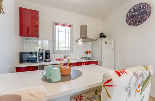 Cabrieres-d'Avignon Apartment | Studio "Gîte le Petit Luberon - Coquelicot" with Mountain View, Wi-Fi, and Air Conditioning