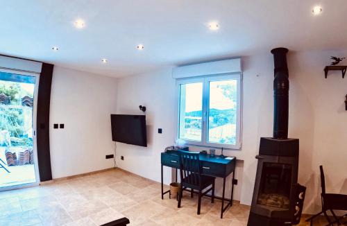 Les Pennes-Mirabeau Apartment | Studio neuf avec accès piscine, terrasse, parking - proche Marseille et aéroport